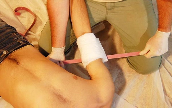 Первая помощь при острой кровопотере и травматическом шоке			     
        Первая помощь при острой кровопотере и травматическом шоке