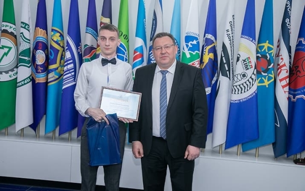 Наградили лучших студентов и учащихся			     
        Наградили лучших студентов и учащихся