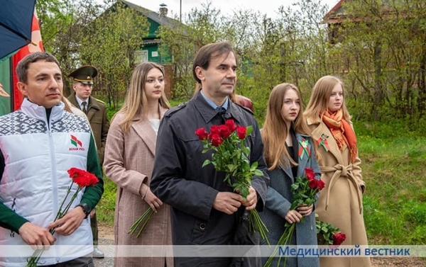 Делегация специалистов системы здравоохранения возложила венки и цветы к братской могиле медработников			     
         Делегация специалистов системы здравоохранения возложила венки и цветы к братской могиле медработников