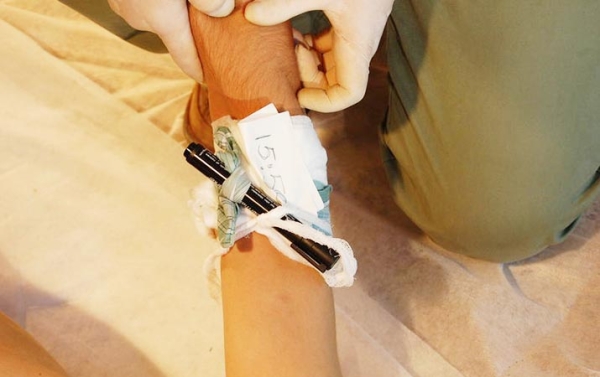 Первая помощь при острой кровопотере и травматическом шоке			     
        Первая помощь при острой кровопотере и травматическом шоке