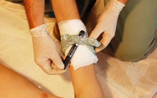 Первая помощь при острой кровопотере и травматическом шоке			     
        Первая помощь при острой кровопотере и травматическом шоке